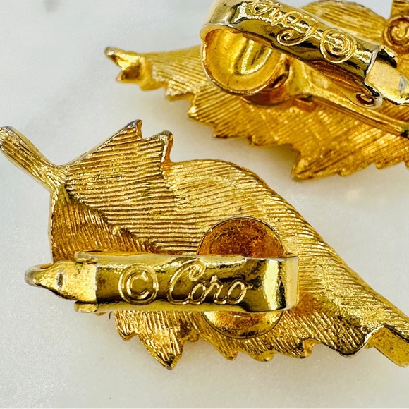 Vintage Coro Gold Leaf Earrings Clip On Signed Curled Leaf Design Mid Century - Picture 2 of 9